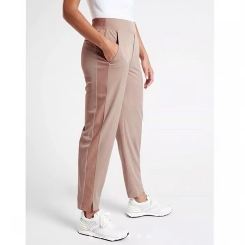 🦋 Athleta| EUC Light Pink Textured Brooklyn Joggers in Women’s Size 4